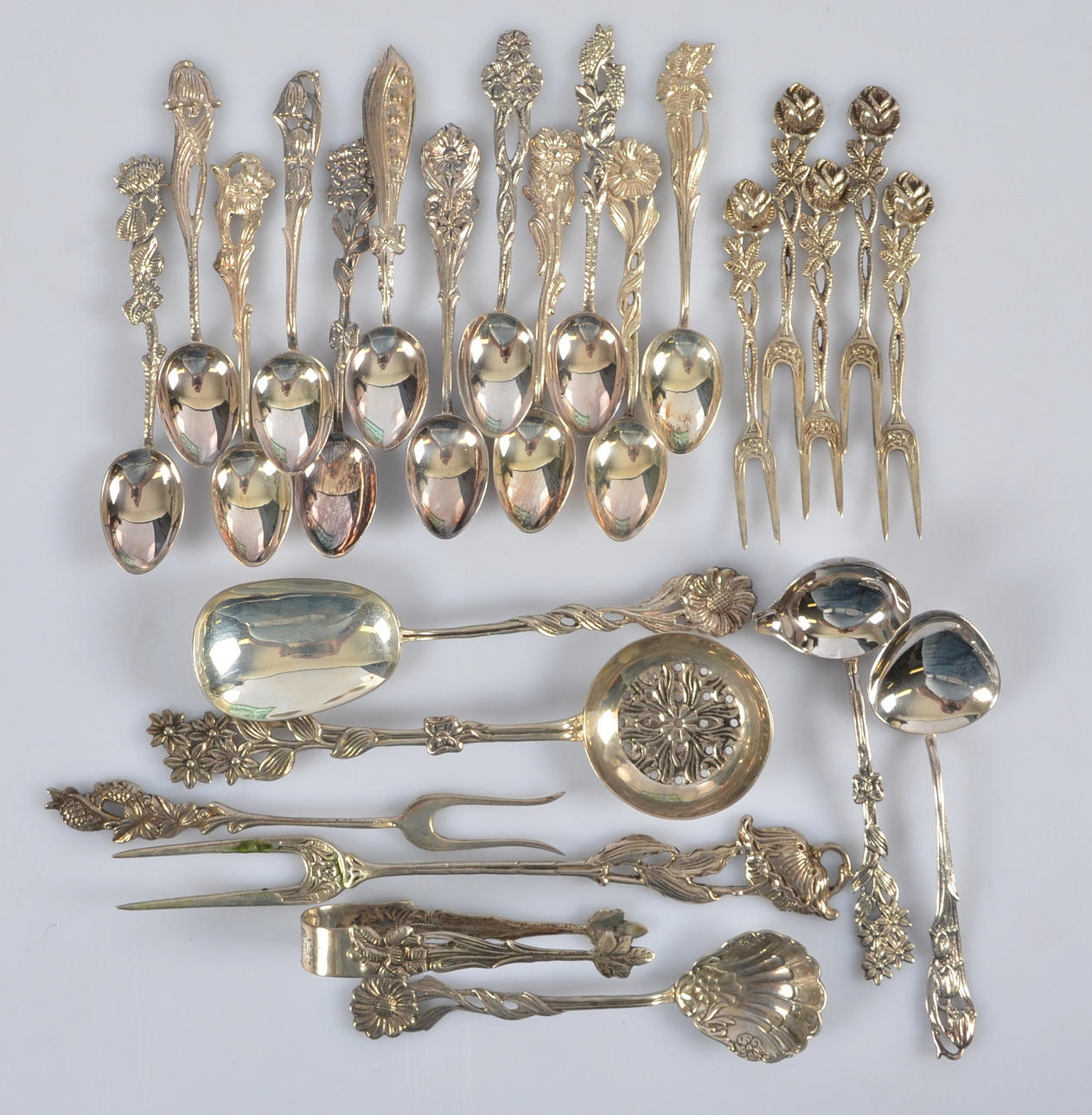 PARTI SILVER.26 delar. Vikt 297 gram.