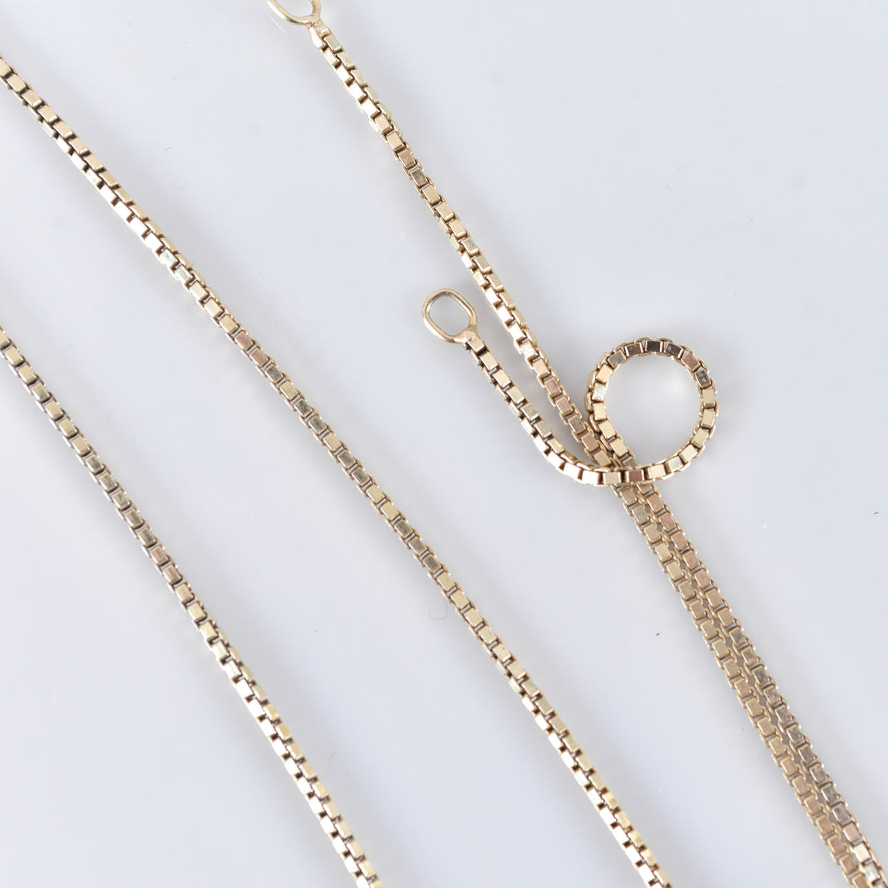 A SILVER NECKLACE.