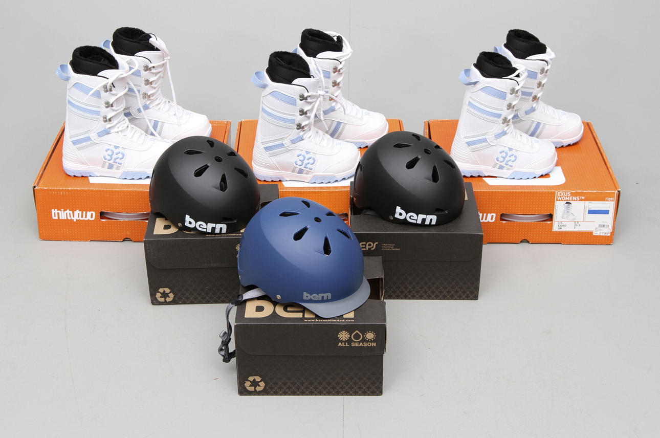 SNOWBOARDSKOR OCH HJÄLMAR, 3 par, nytt, konkursen efter first aid.