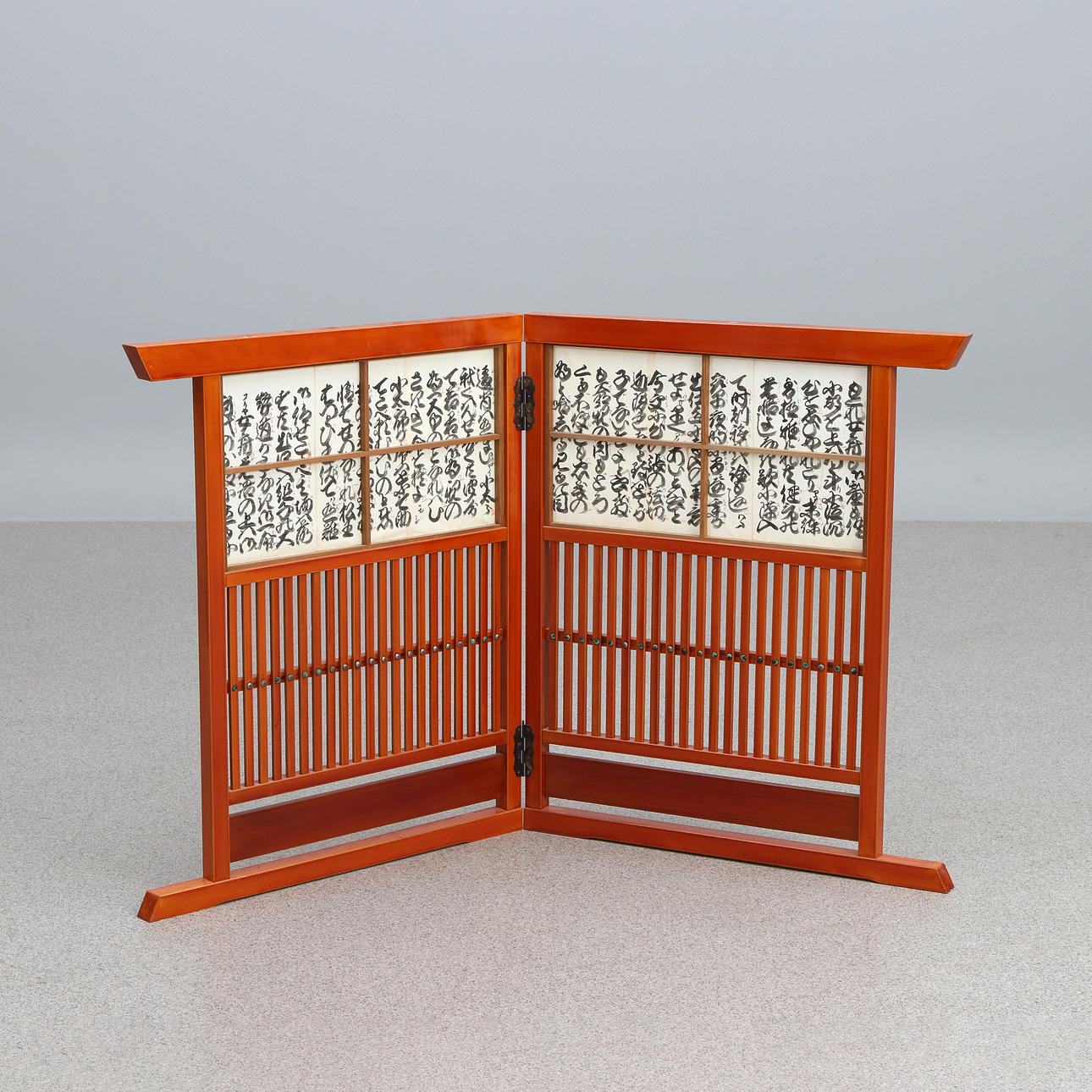 LÅG SKÄRMVÄGG. Trä och rispapper. Japan. 1900-tal.