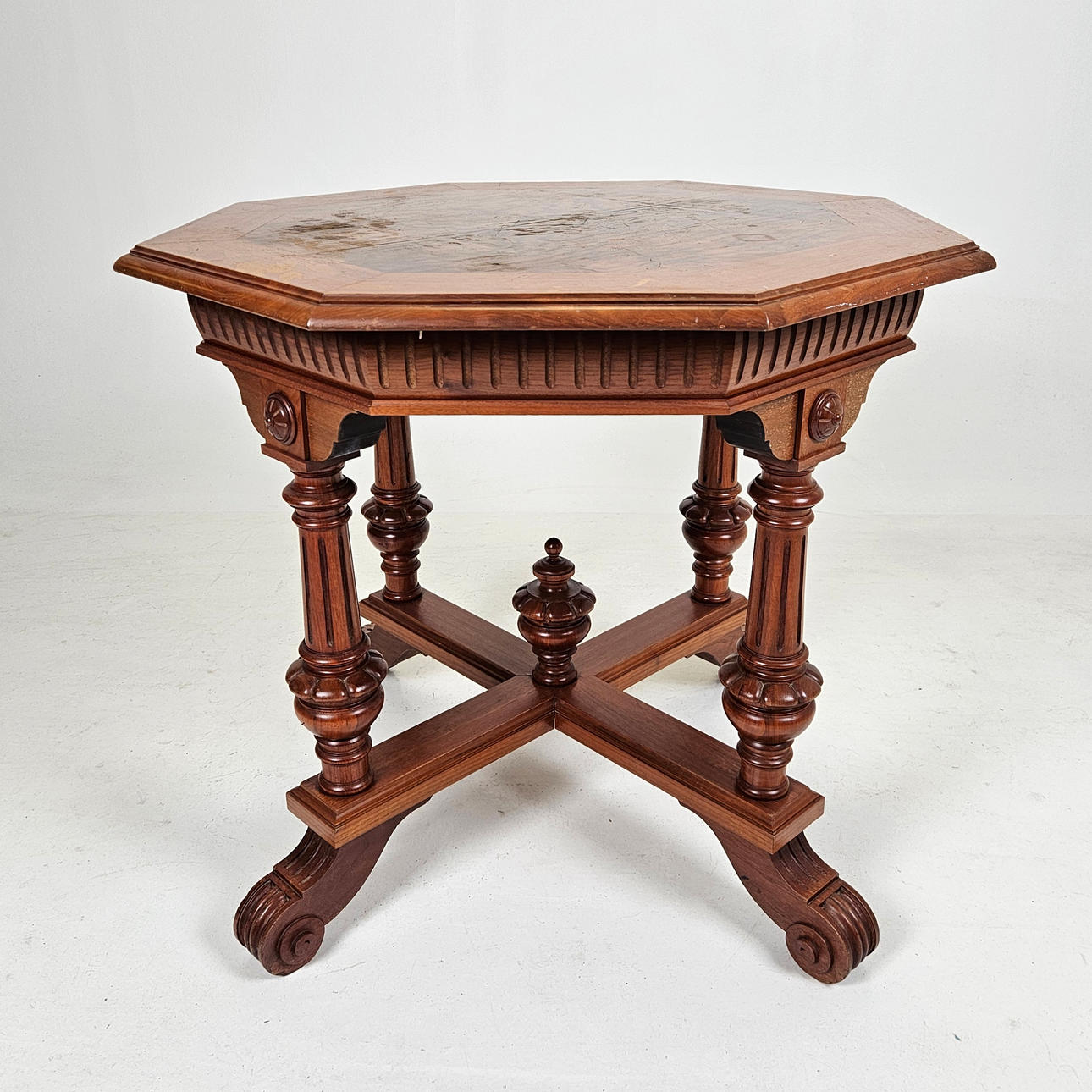 Ein Kaffeetisch, um 1900.