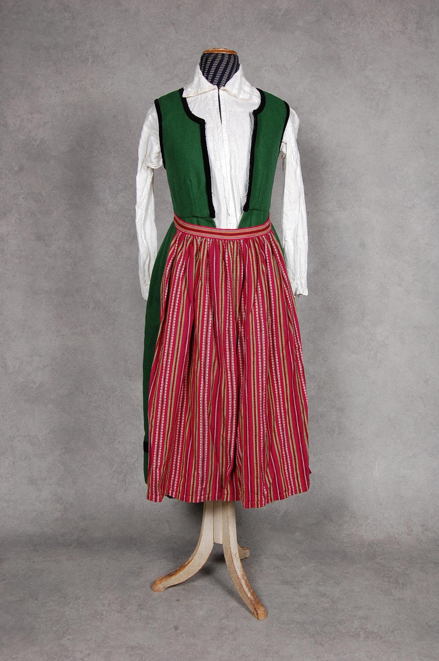 HÄRADSDRÄKT, Göinge, med knappar, silver.