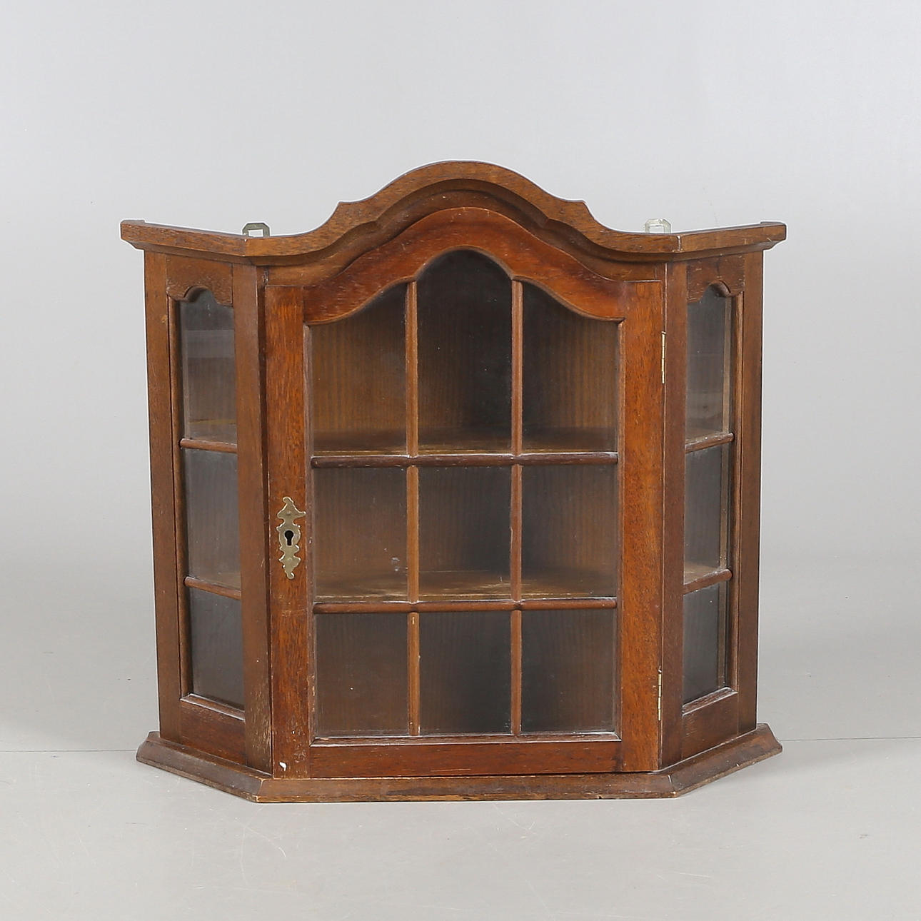 HÄNGSKÅP, trä/glas, 1900-tal.