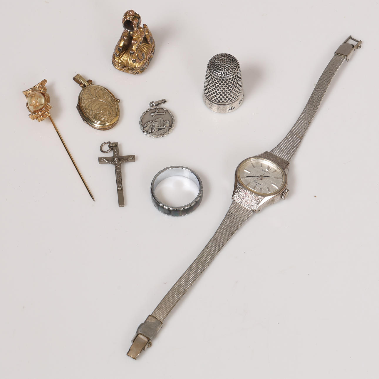 A COLLECTION OF JEWELLERY.