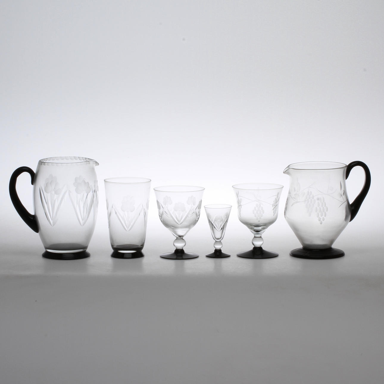 SERVISDELAR, 24 + 7 delar, glas, Art Deco, 2 olika serviser, 1900-talets första hälft.