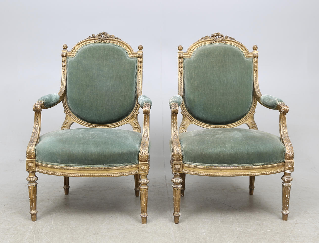 KARMSTOLAR, ett par, Louis XVI-stil, omkring 1900.