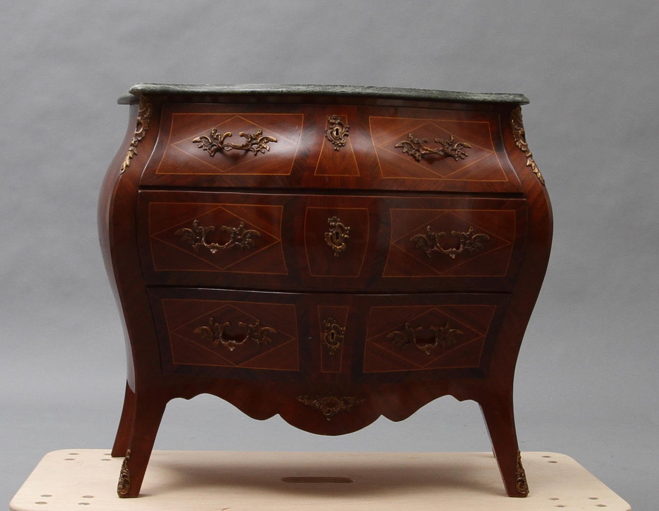 BYRÅ, rokokostil 1900-tal.