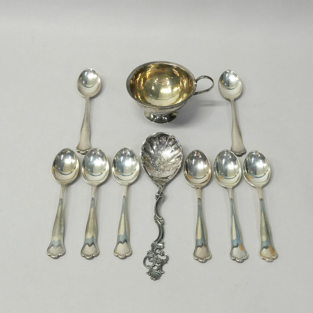 COLLECTION OF OBJECTS IN SILVER. Silver & Metals - Silver - Auctionet