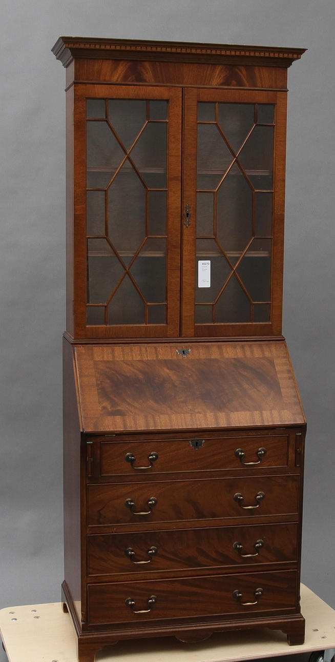 SKRIVBYRÅ, med vitrinöverdel, 1900-tal.