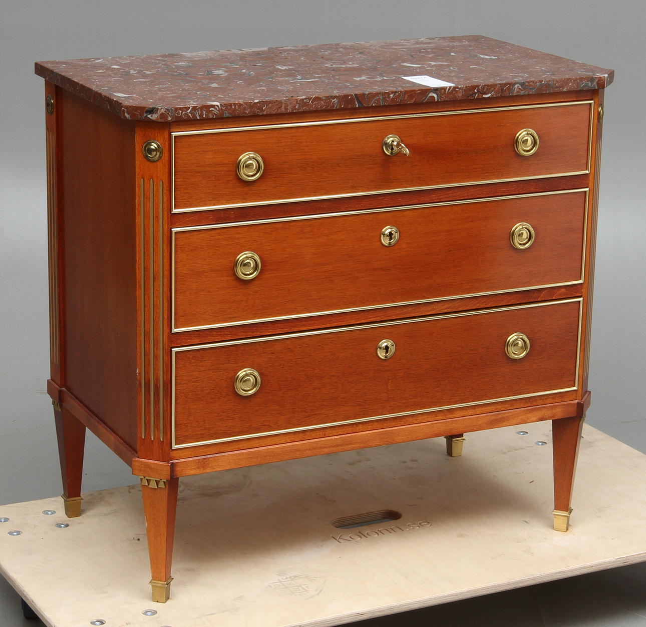 BYRÅ, med stenskiva, gustaviansk stil, 1900-tal.