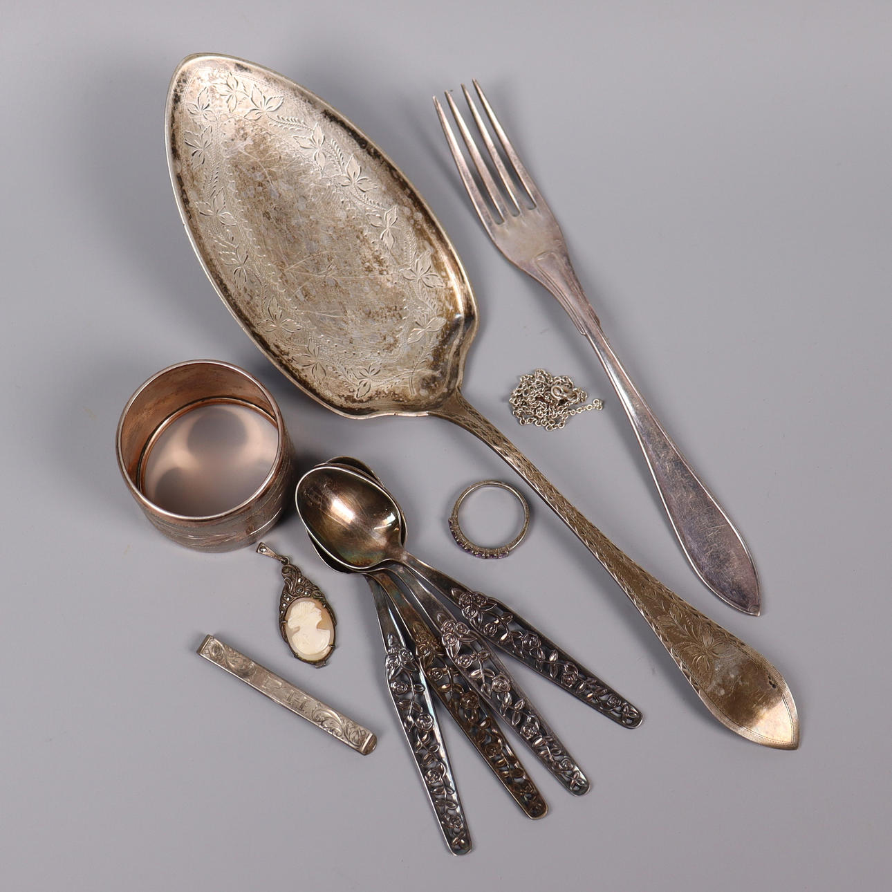 SILVER, bestick och smycken, totalt 197 gram. Silver & Metall - Silver ...