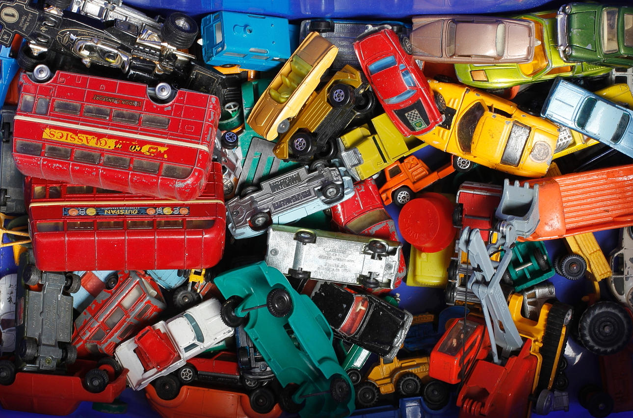 LEKSAKER, metall och plast.