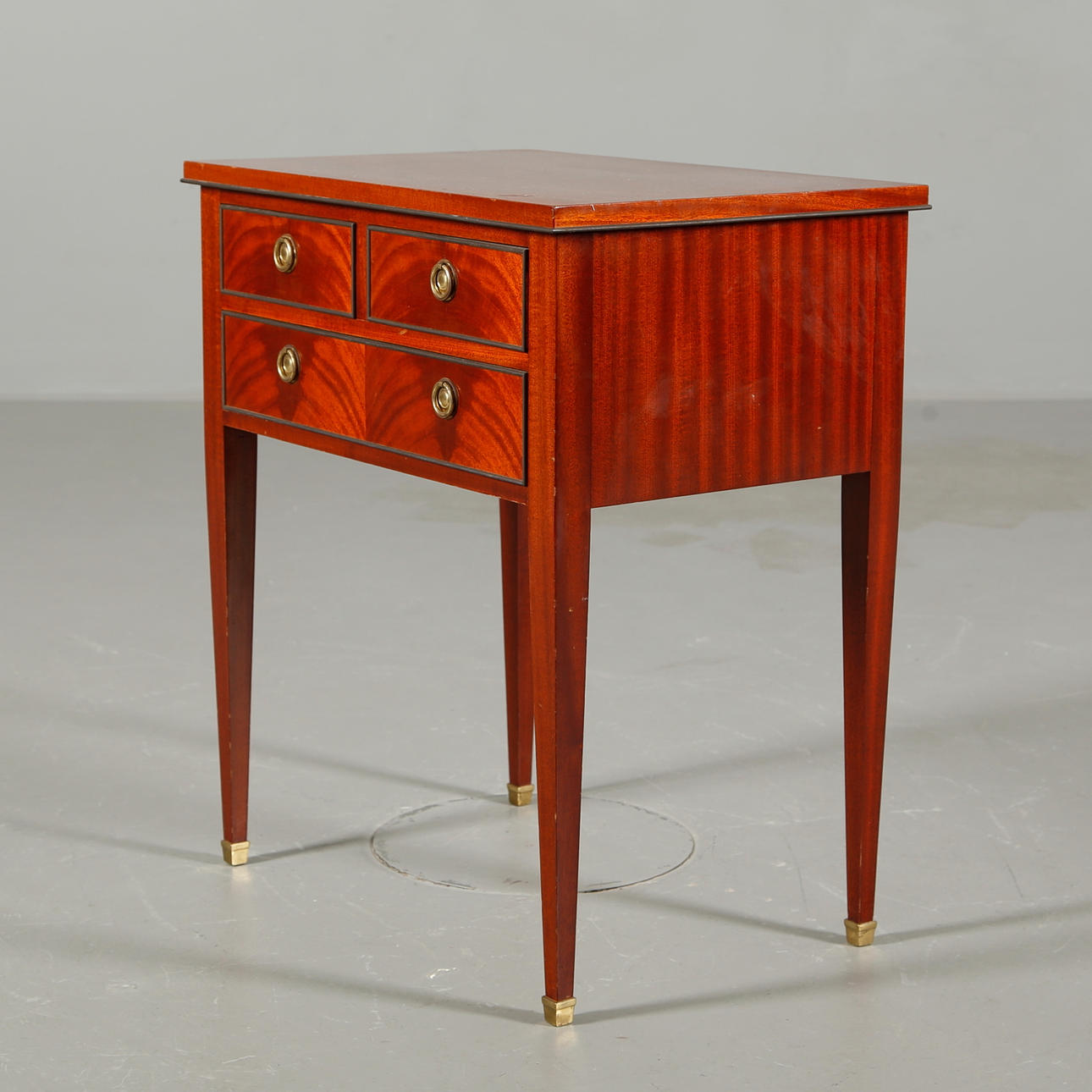 BYRÅ på höga ben, sengustaviansk stil 1960-tal.