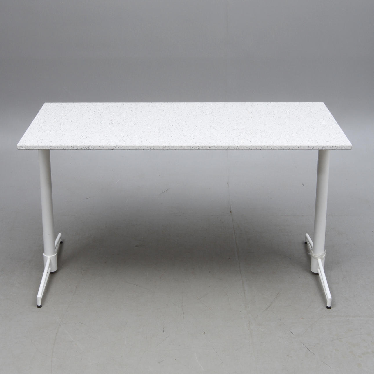 SKRIVBORD, med vit stenskiva, Italien, 2000-tal.