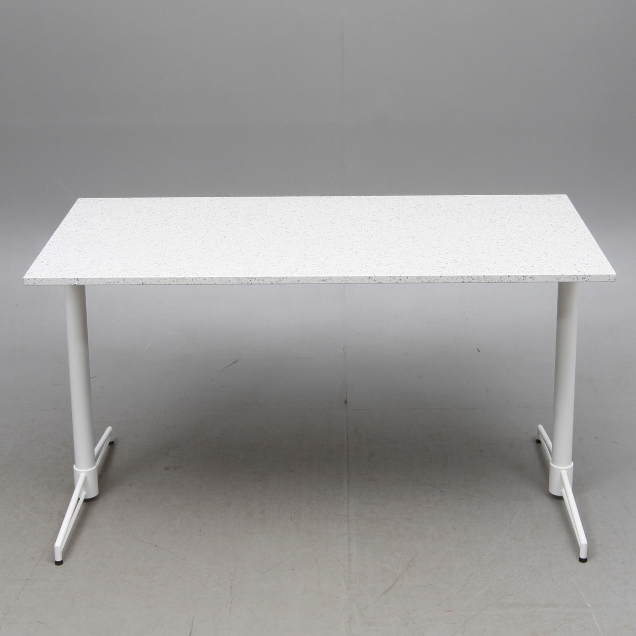 SKRIVBORD, med vit stenskiva, Italien, 2000-tal.