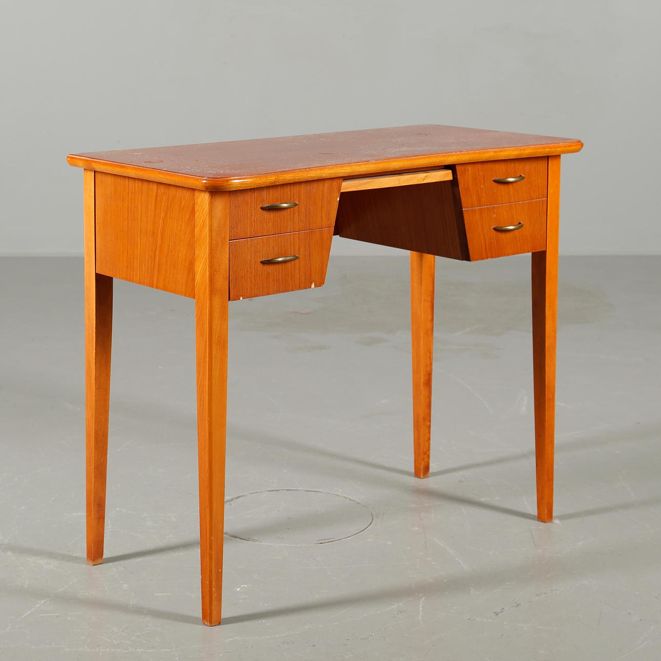 SKRIVBORD i teak, 1950-tal.