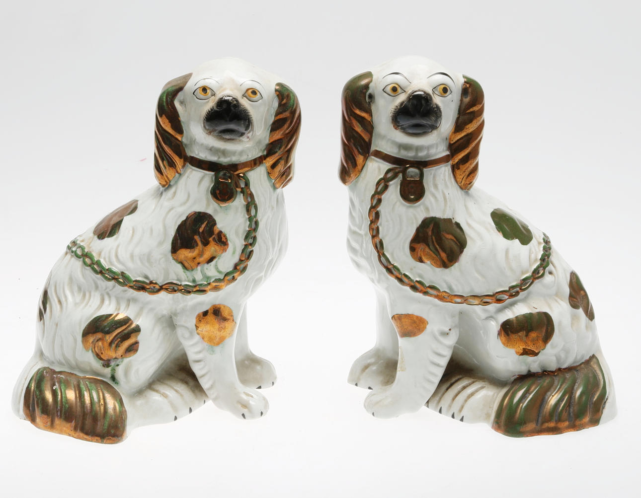 KERAMIKHUNDAR, 2 st, troligen England, 1800-tal.