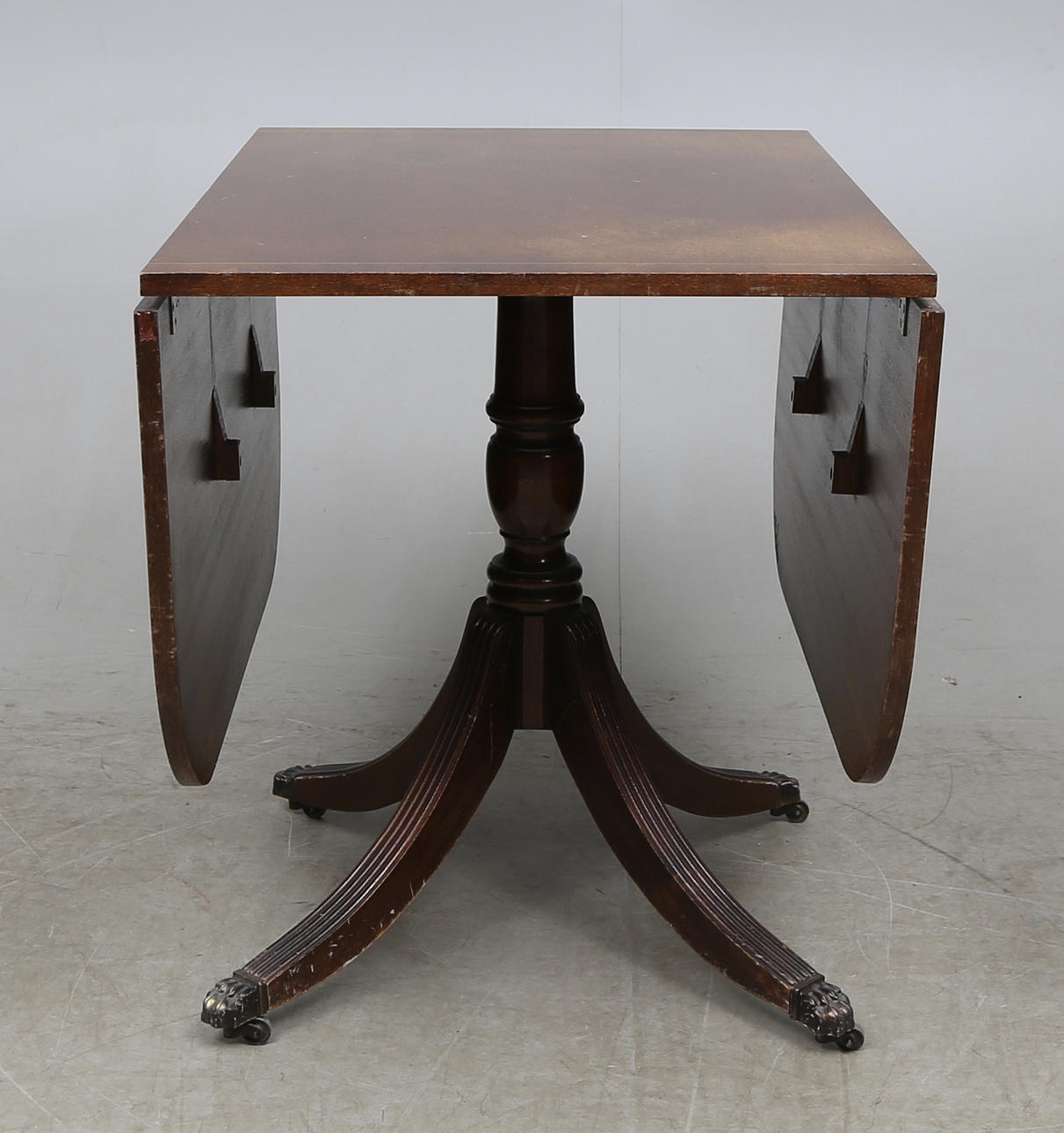 DINING TABLE, English style, 20th century.