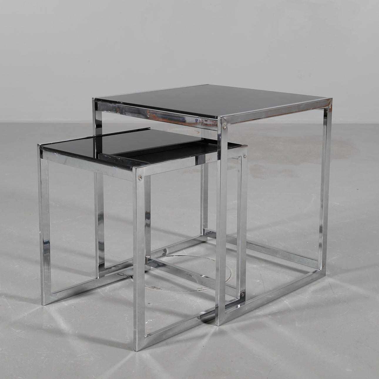 SATSBORD 2 delar i kromad metall och svart glas 1900-tal.