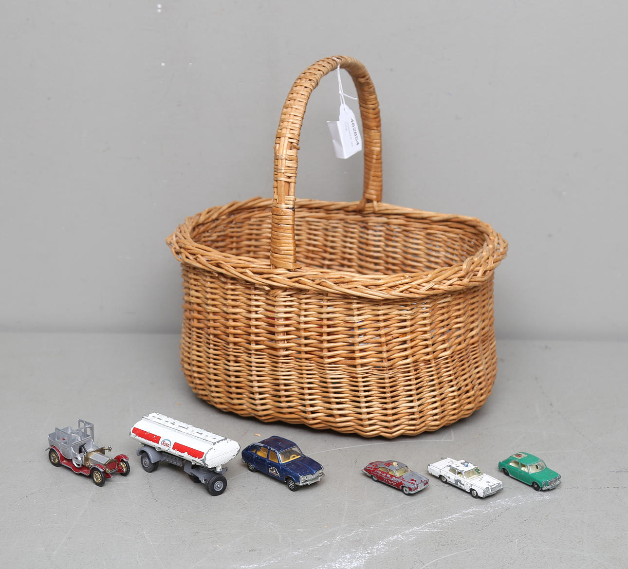 LEKSAKER, bla Corgi.