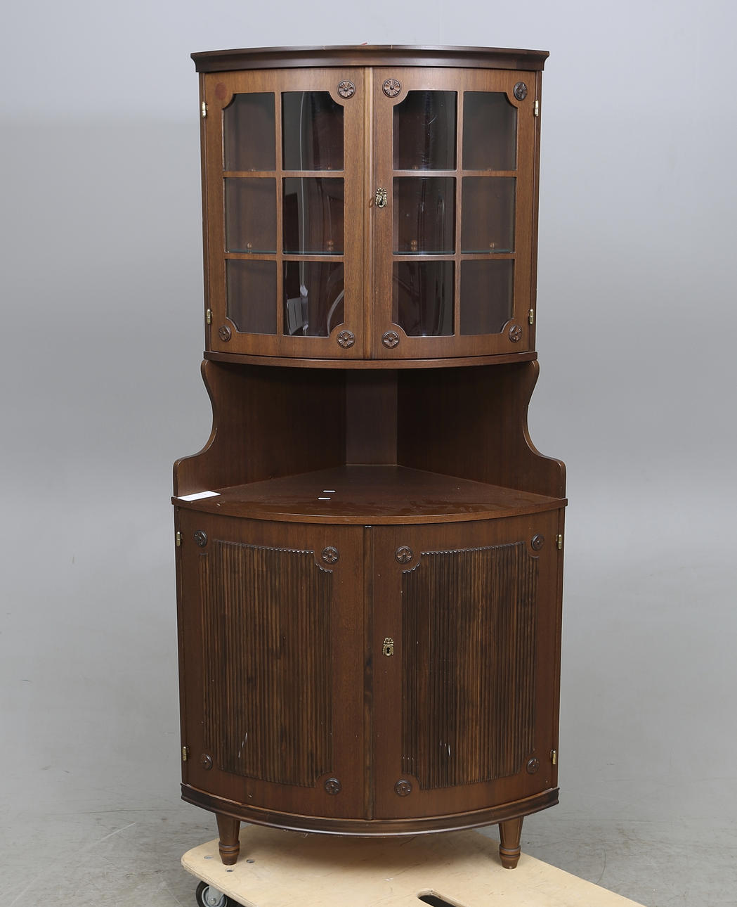 HÖRNSKÅP, gustaviansk-stil, 1900-tal.