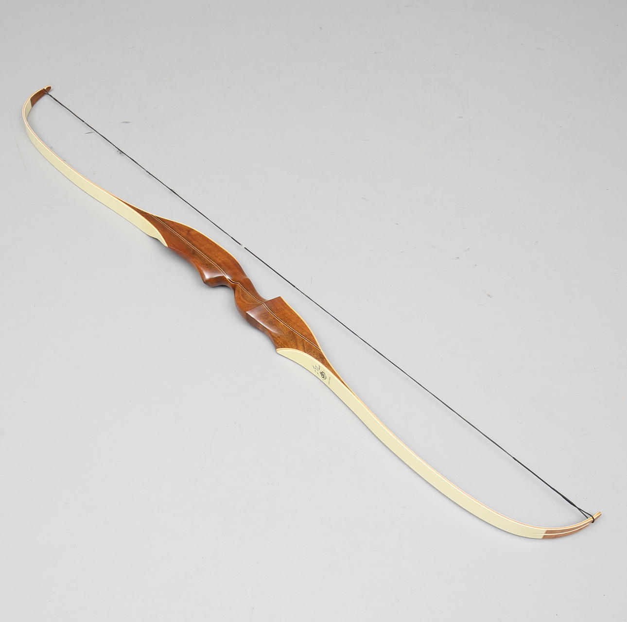 PILBÅGE, trä, Damon Howatt.