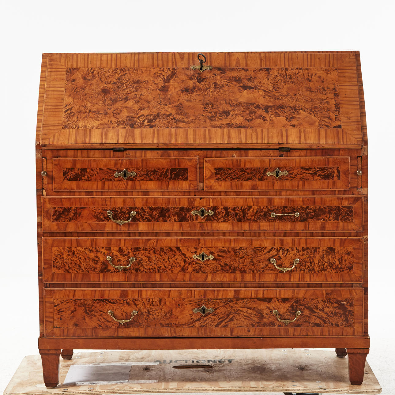SEKRETÄR, um 1800, mit Alrot furniert, fünf Schubladen und schräge ...