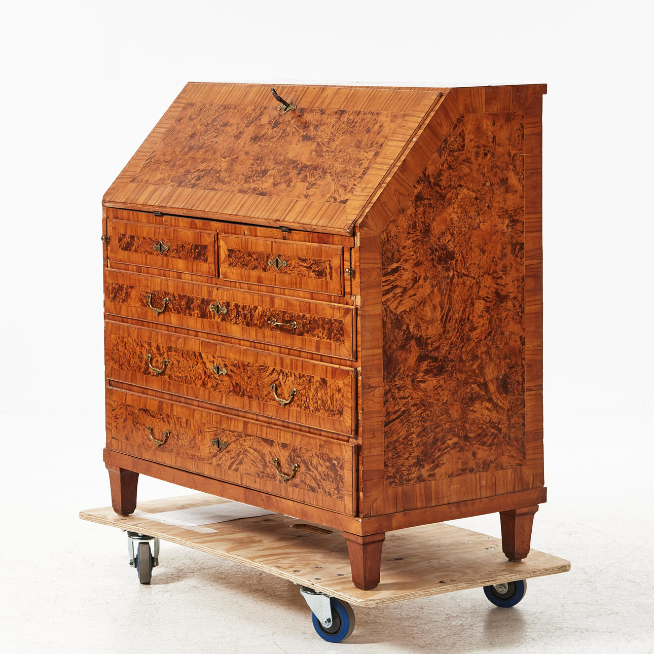 SEKRETÄR, um 1800, mit Alrot furniert, fünf Schubladen und schräge ...