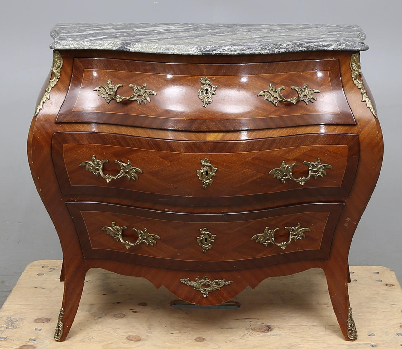 BYRÅ, rokokostil, 1900-tal.