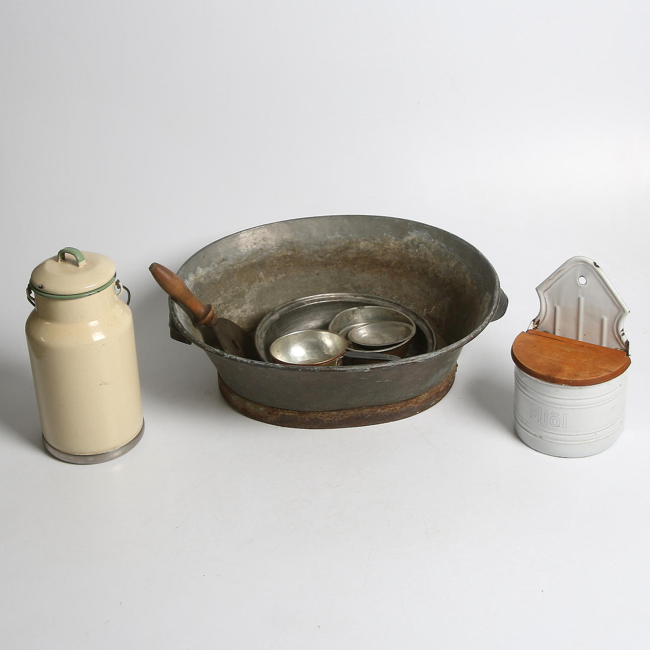 ZINKBALJA, märkt A.J. WInlöf Sundsvall. Bl.a. Kockums, emalj. 1900-talets första hälft.