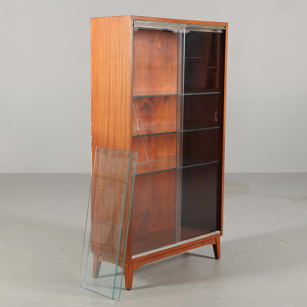 VITRINSKÅP i mahogny och glas, 1950-tal.