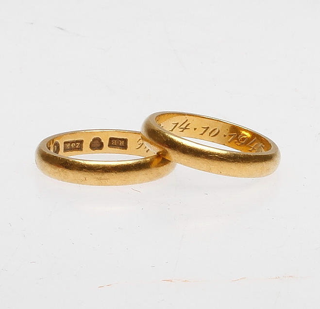 RINGAR, 2 st, 23k guld, vikt ca 12,4 gram.