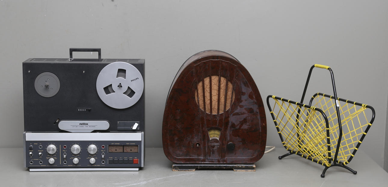 RADIO, RULLBANDSPELARE OCH TIDNINGSKORG.
