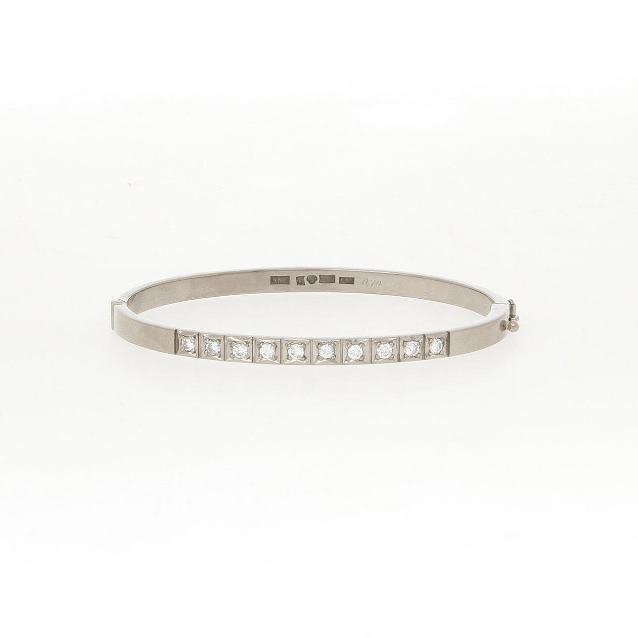 ARMRING, 18K vitguld med diamanter, totalt ca 0,70 ct. Vikt 31,2 g.