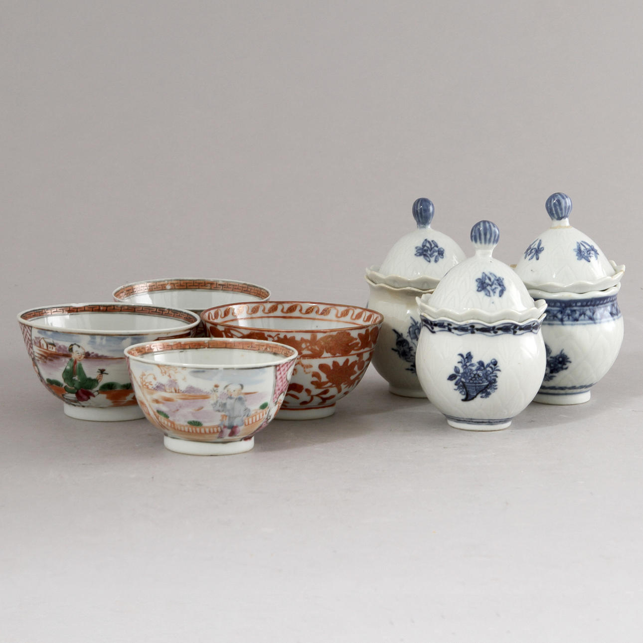 CREMEKOPPAR, 3 st, samt TEKOPPAR, 4 st, porslin, Kina, 1700/1800-tal.