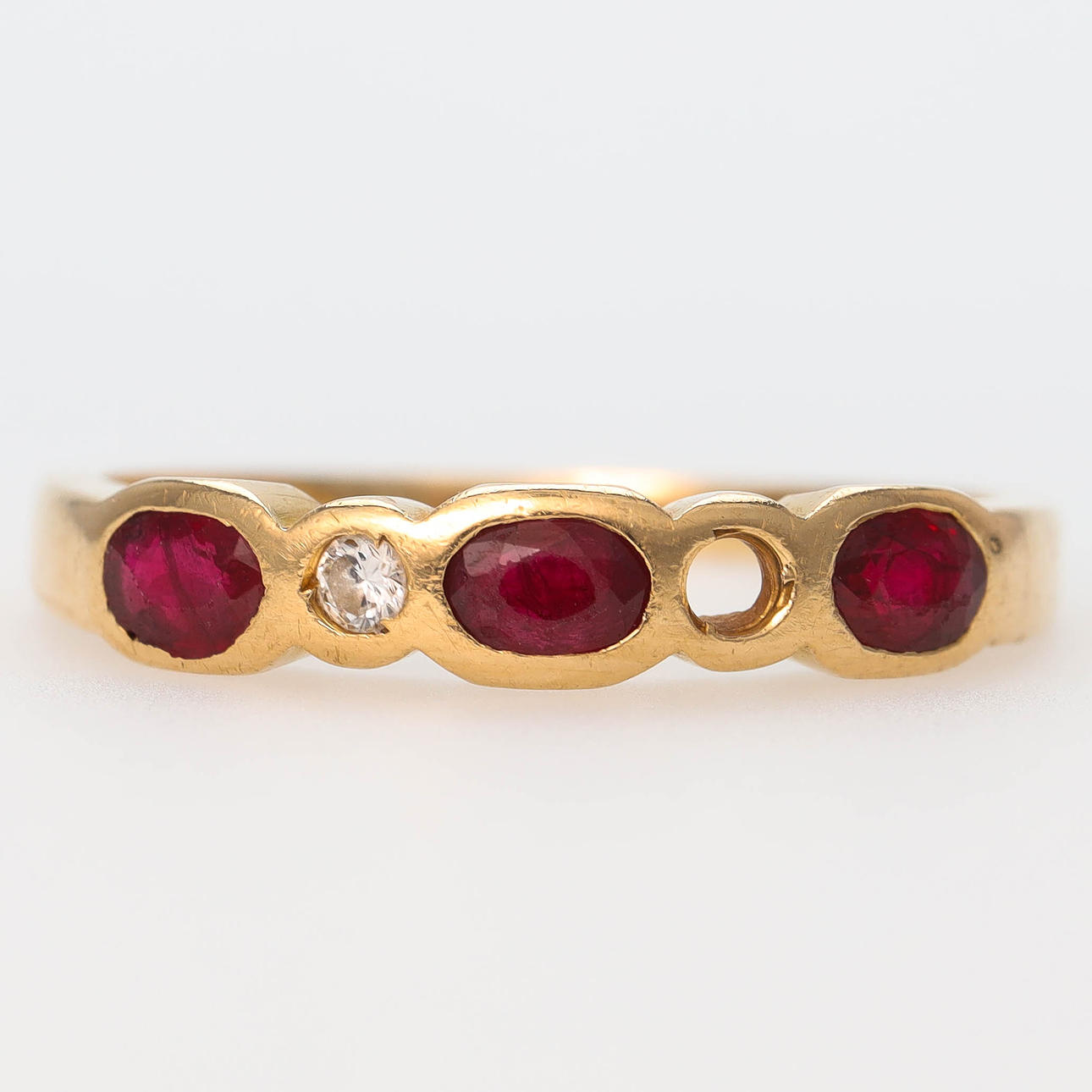 A 18k gold ring, diamond.