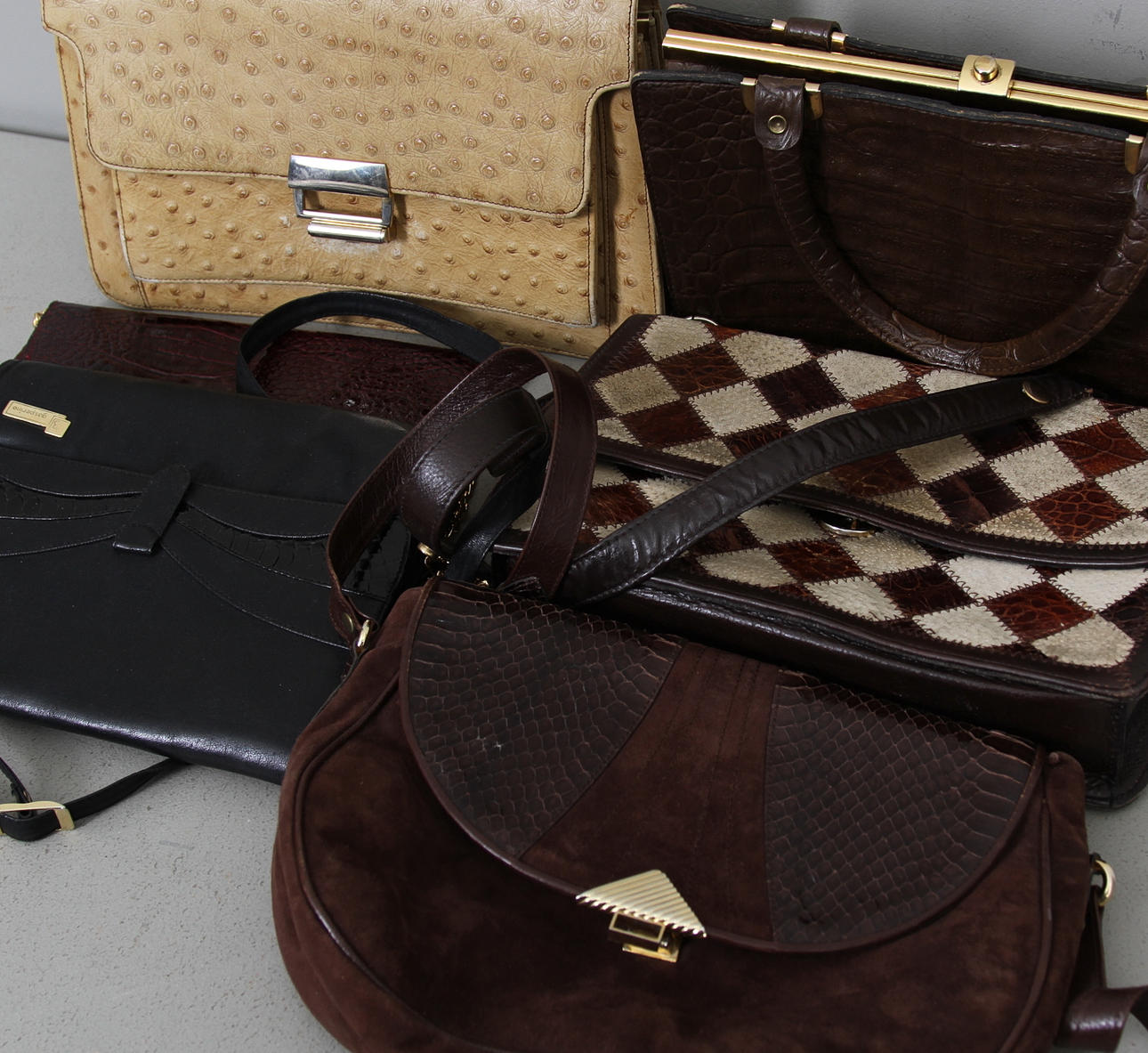 HANDVÄSKOR, 6 st vissa i skinn.