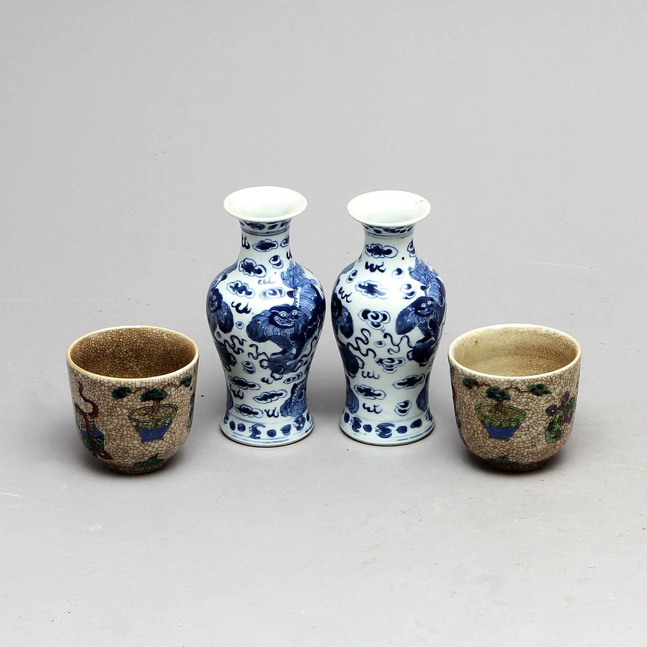 VASER, 2 st samt MUGGAR, 2 st, porslin, Kina, 1800-tal.