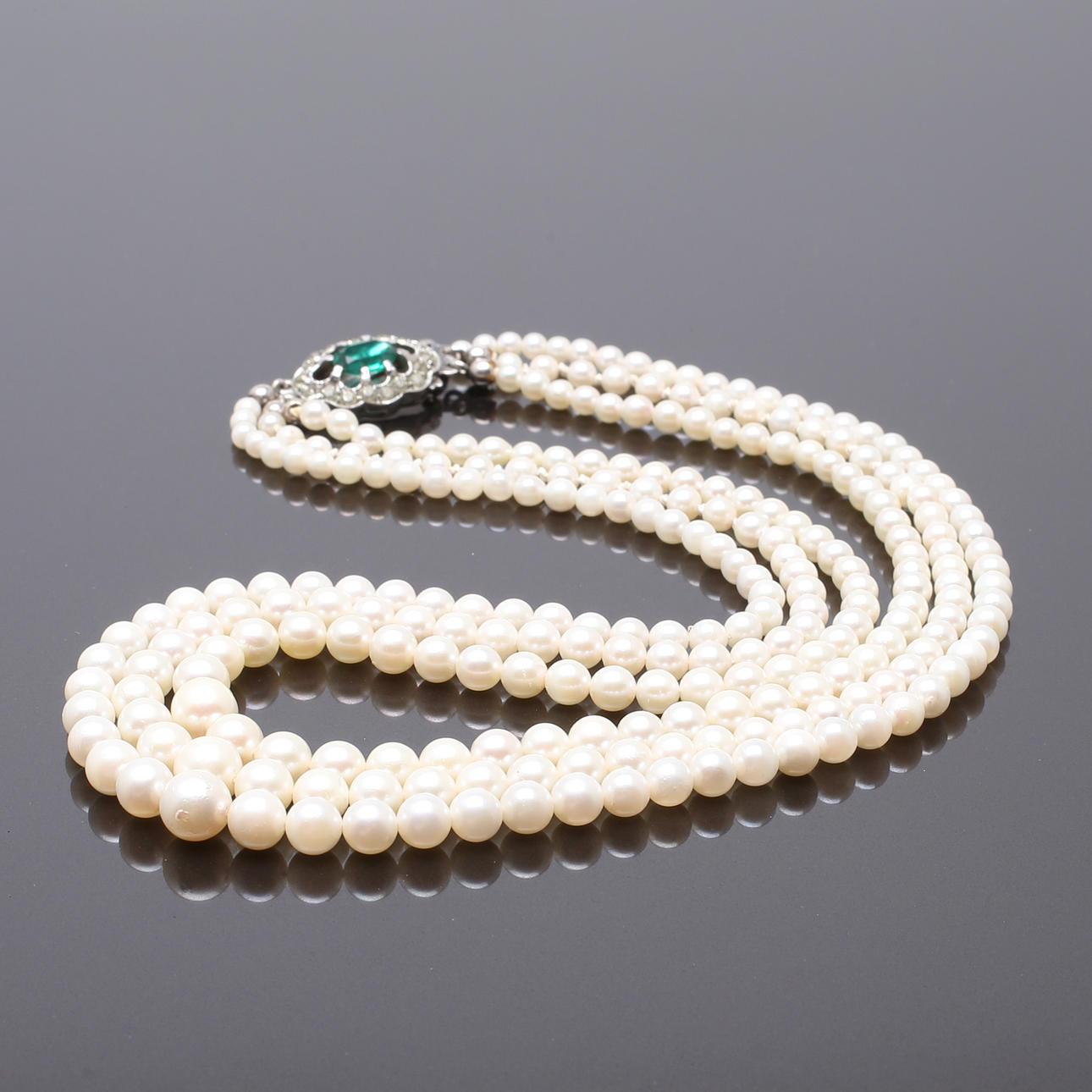 PÄRLCOLLIER med lås i silver med vita stenar och grön turmalin.