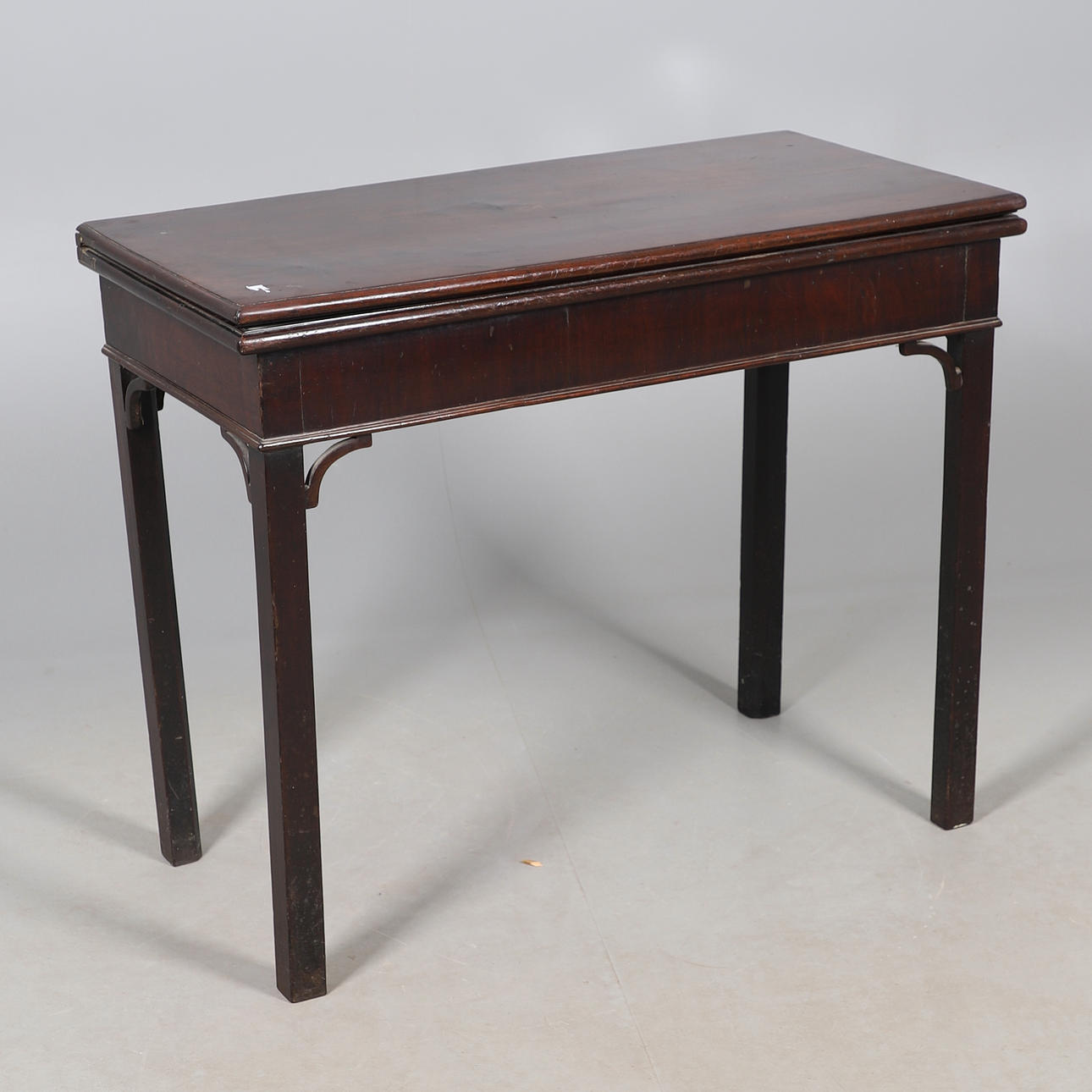 UNA MESA PLEGABLE DE CAOBA ESTILO GEORGE III.