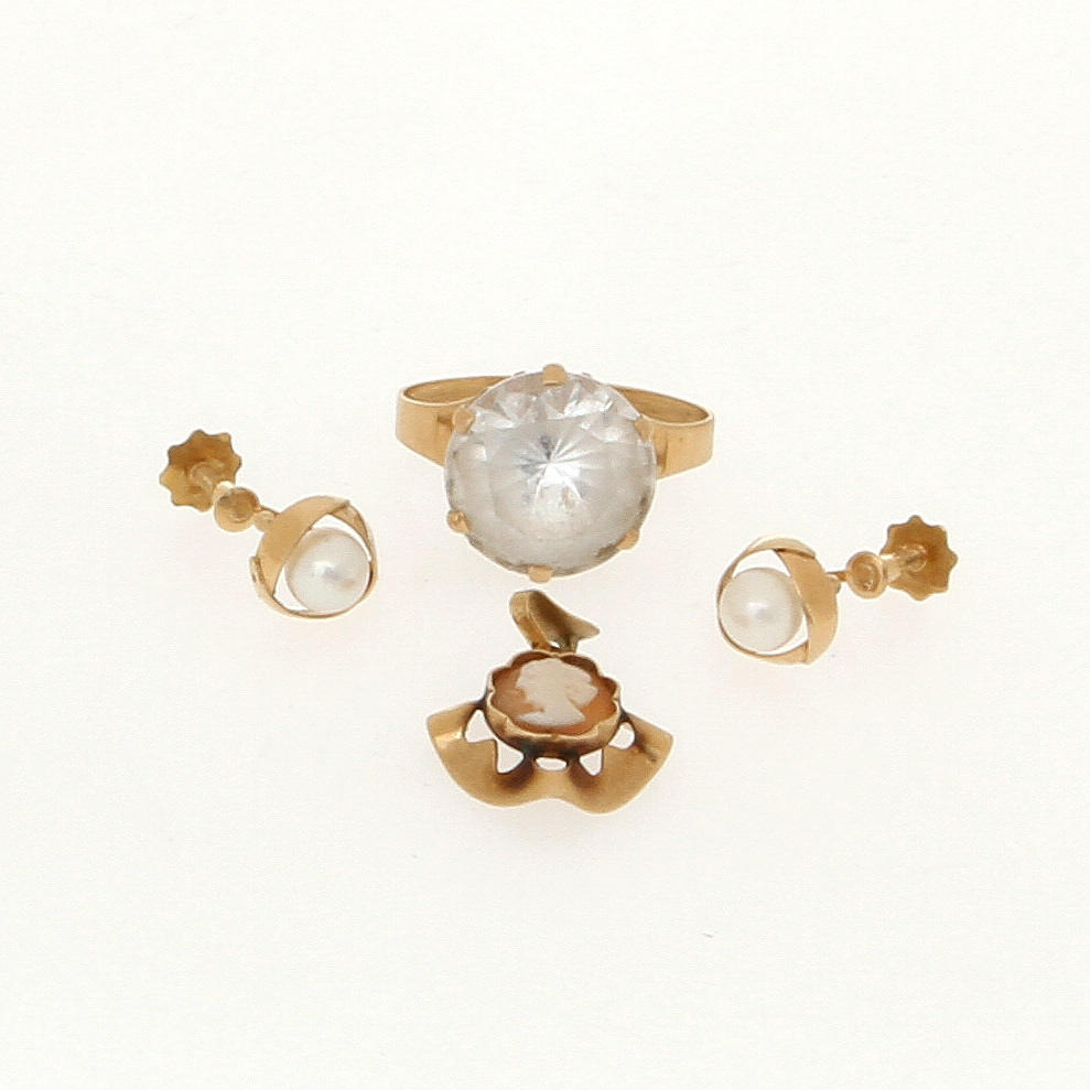 SMYCKEN, 3 delar, 18k guld. Totalvikt 8,64 gram.