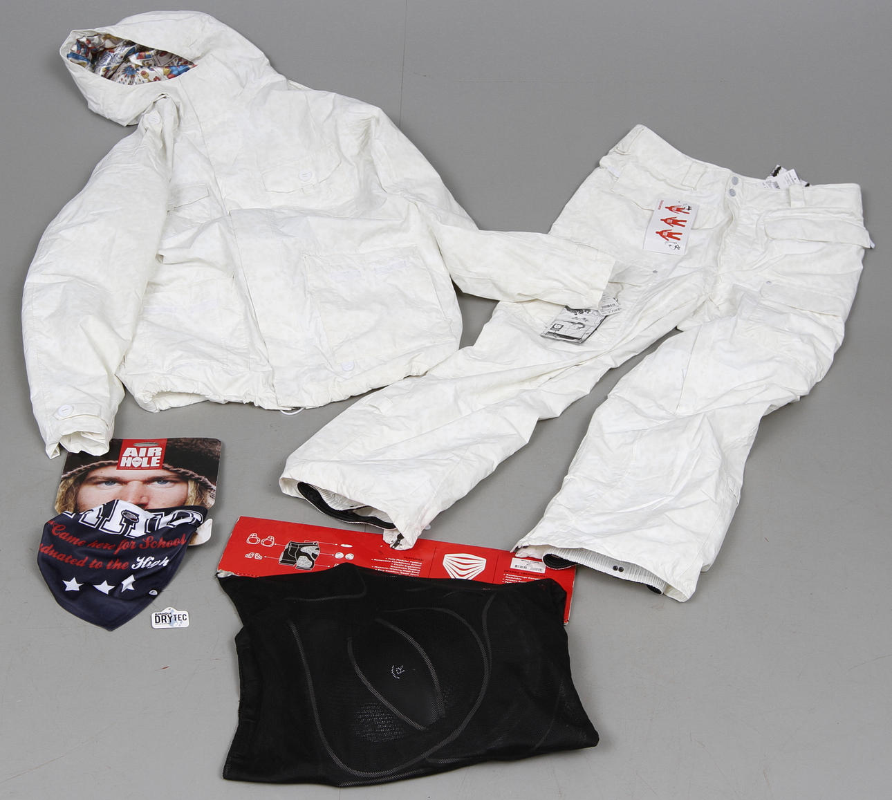 SNOWBOARD PRYLAR, jacka samt byxor, nytt, konkursen efter first aid.