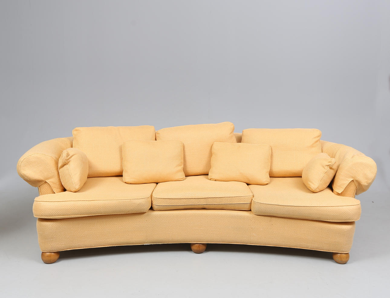 En buet sofa fra det 20. århundrede.