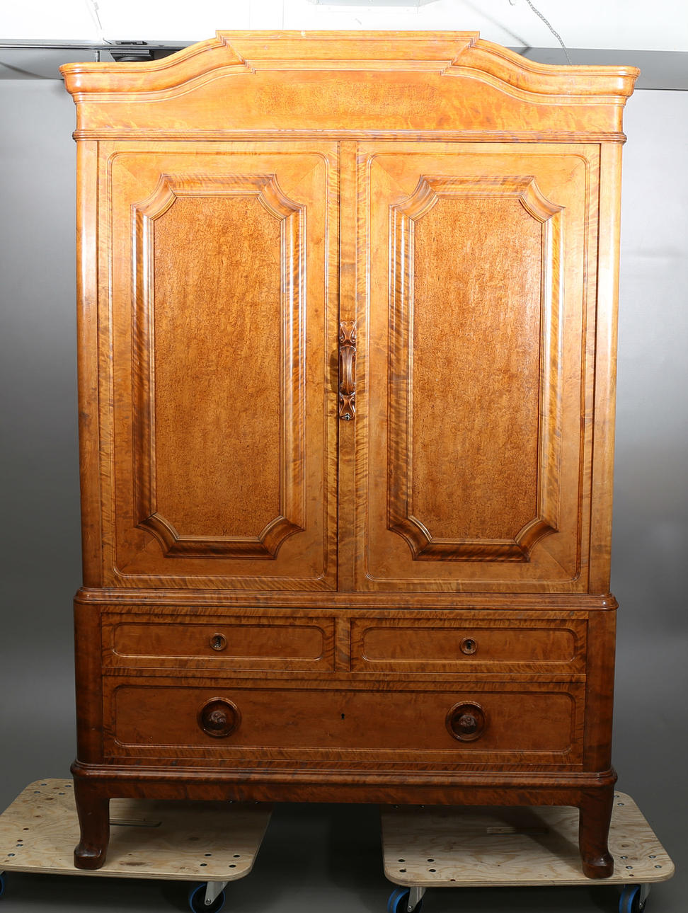 SERVERINGSSKÅP, björk och masurbjörk, 1900-talets första hälft.