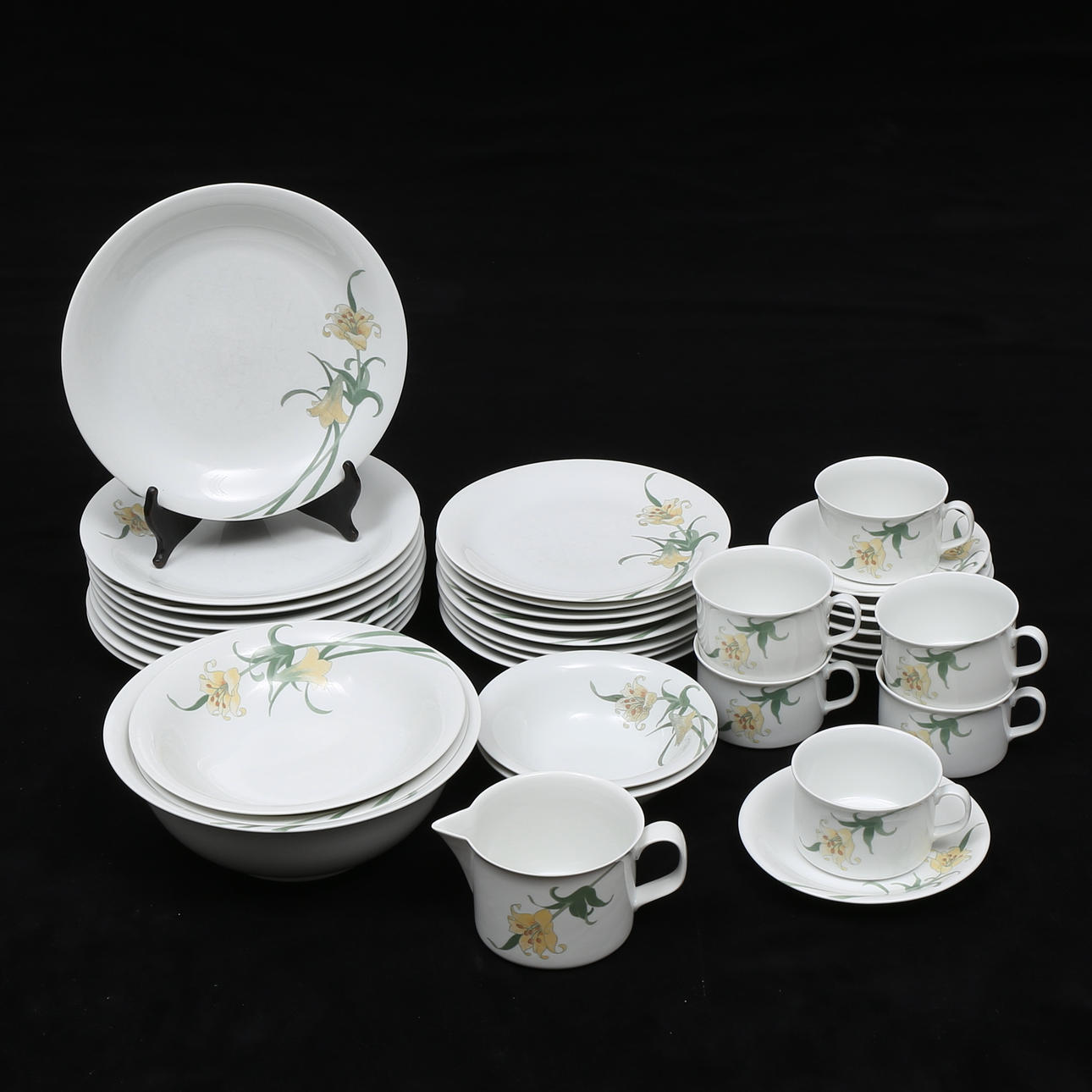 MAT- och TESERVIS, 37 delar, porslin, "Lilja" Rörstrand.