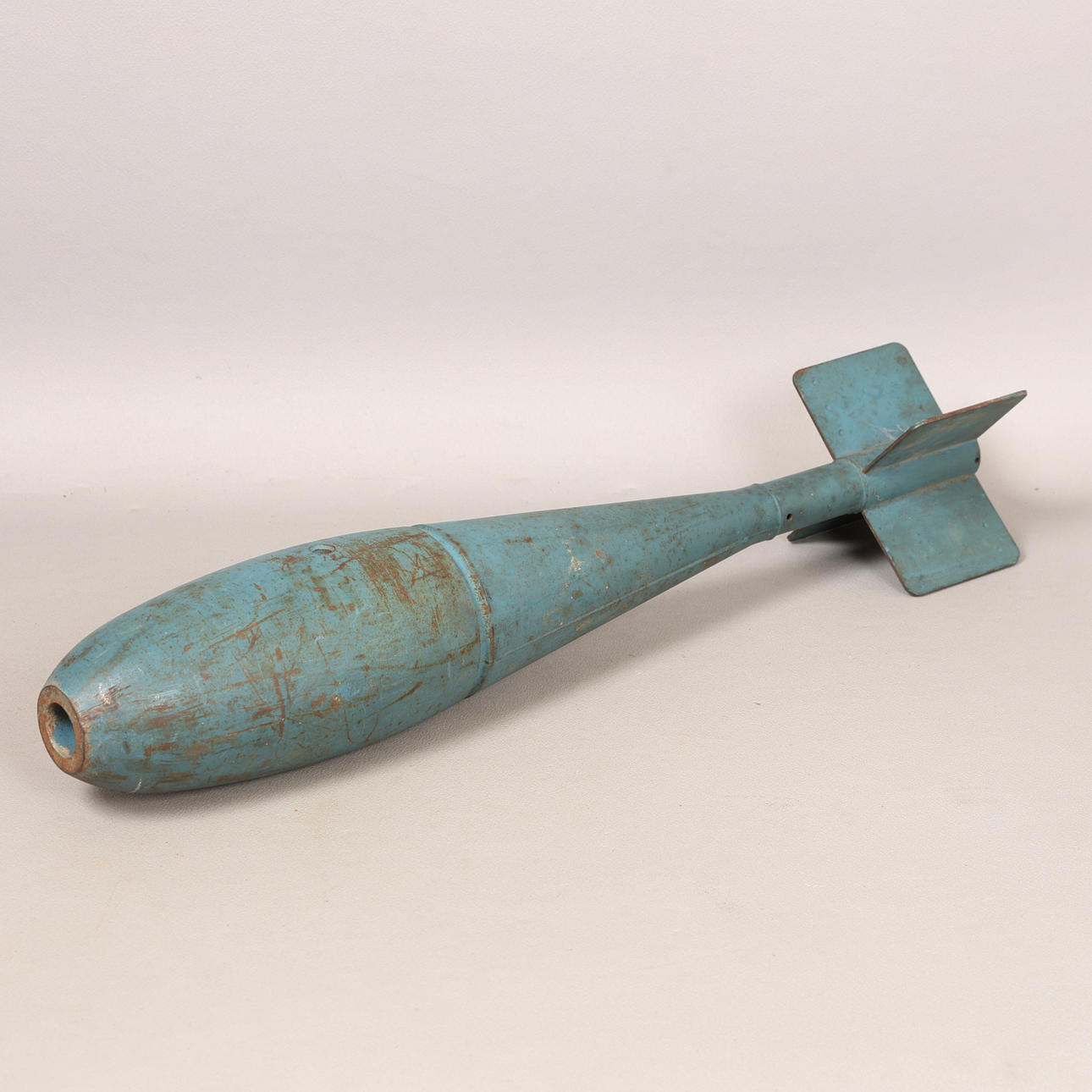 A USAF PRACTICE BOMB. Weapons & Militaria - Other - Auctionet