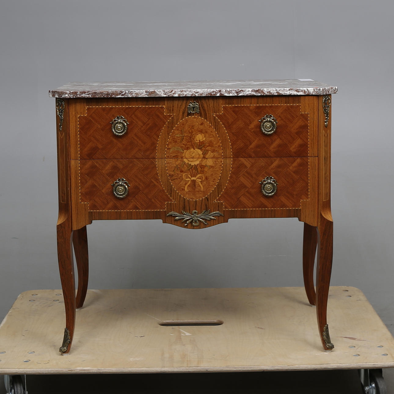 BYRÅ, rokokostil, så kallad Haupt byrå, 1900-tal.