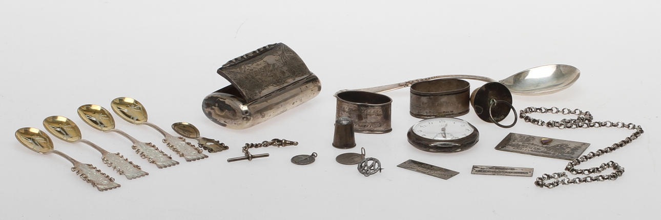 PARTI SILVER Vikt (exkl kork) 273 gram samt FICKUR silver Omega.