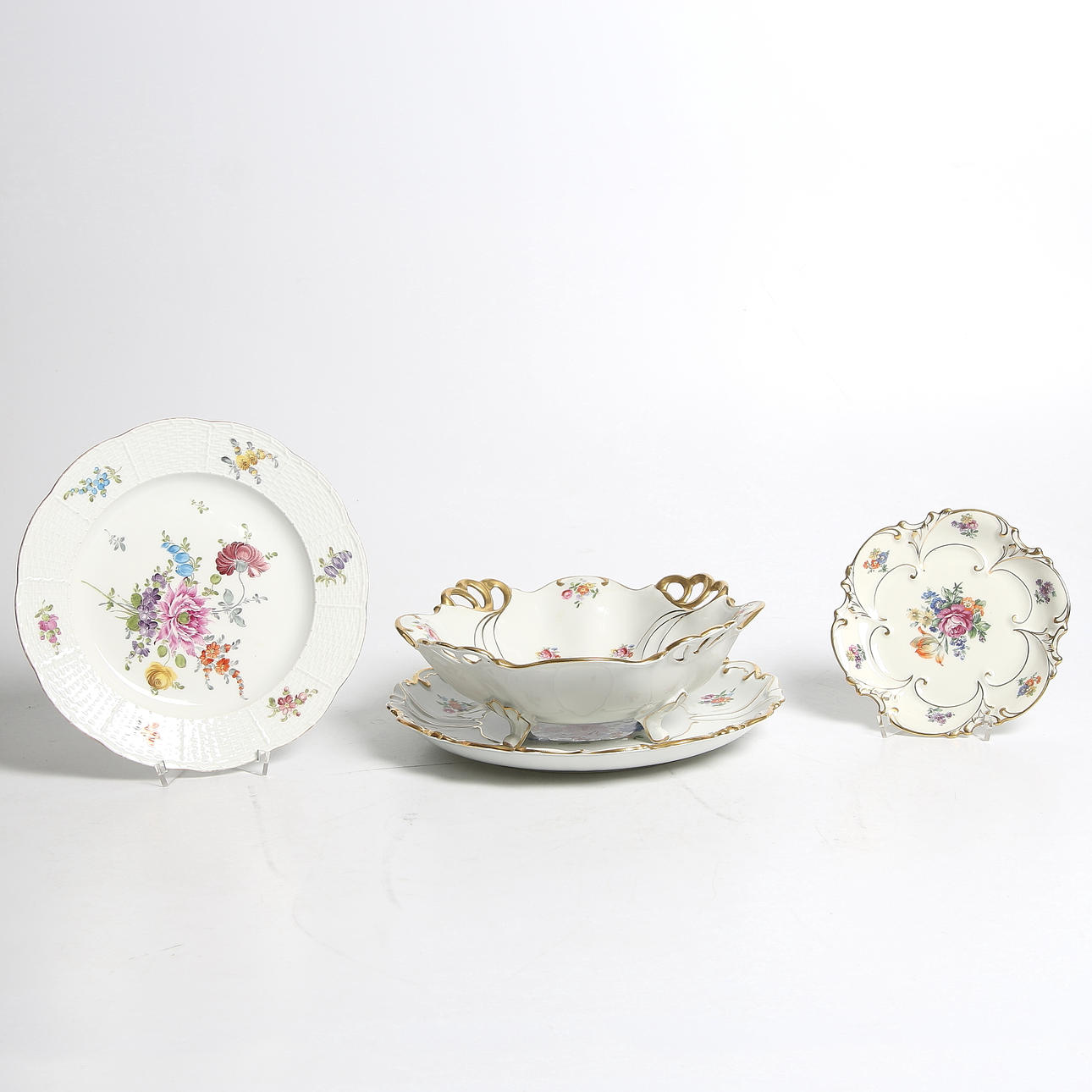 SKÅL på FOT, samt UPPLÄGGNINGSFAT, 3 st, porslin, Jlmenau och Meissen, Tyskland. 1900-tal.