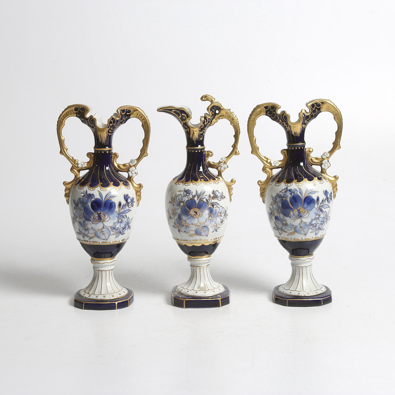 URNOR, ett par, KANNA, porslin, Royal Dux. 18/1900-tal.